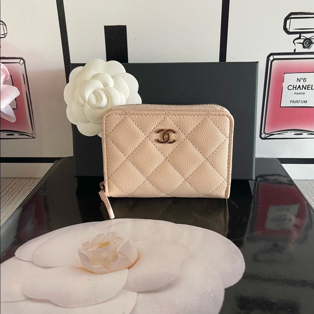 💫SOLD Chanel 22C beige zippy cardholder 💫